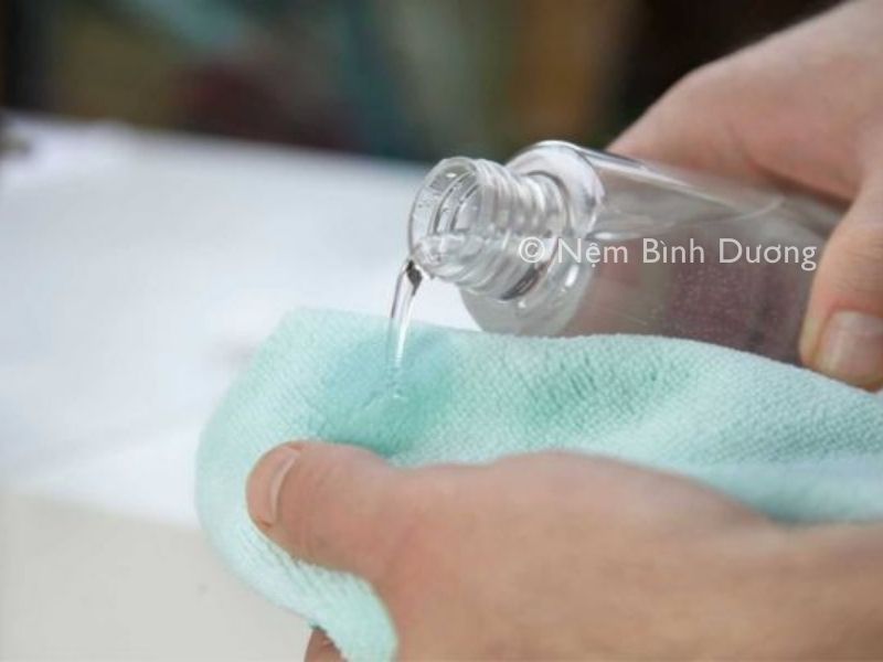 Xử lý vết máu trên nệm bằng oxy già
