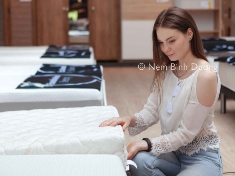 Làm sao để biết bản thân phù hợp với nệm foam hay nệm cao su?