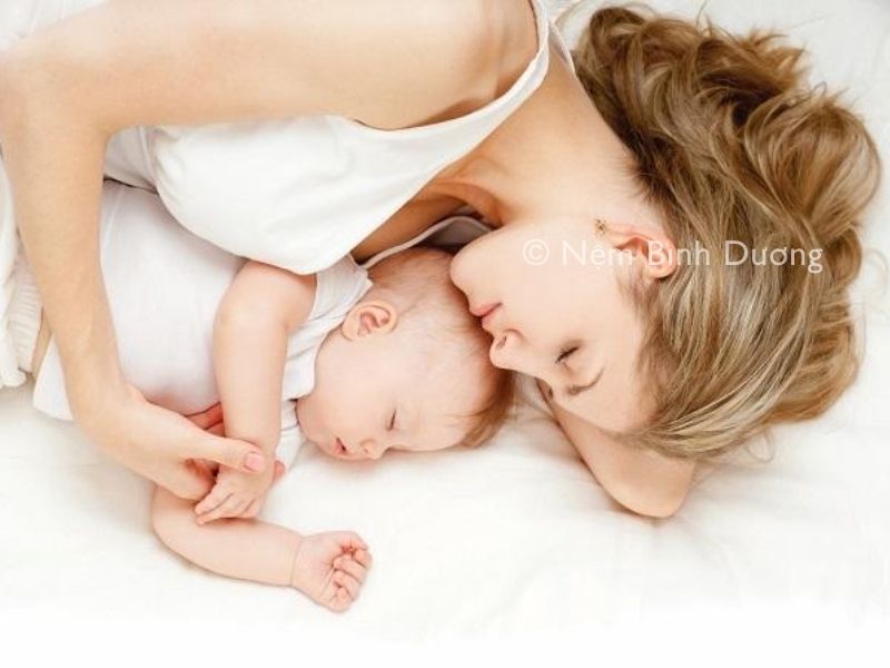 Mẹ sau sinh nên chọn nệm hay giường?