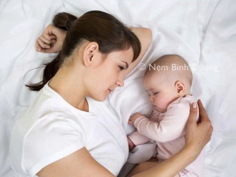 Sau sinh nên nằm giường hay nệm? Cái nào sẽ tốt hơn?