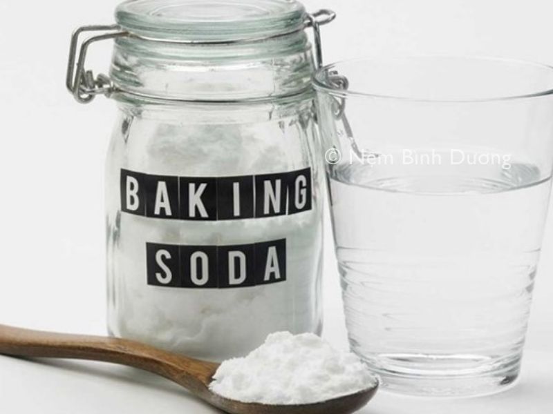 Sử dụng Baking Soda/phấn rôm khử mùi khai nước tiểu 2 Sử dụng Baking Soda/phấn rôm khử mùi khai nước tiểu