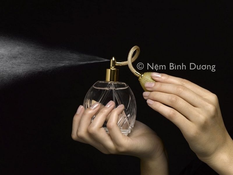 Sử dụng dầu thơm/nước hoa để khử mùi nước tiểu trên nệm 4 Sử dụng dầu thơm/nước hoa để khử mùi nước tiểu trên nệm