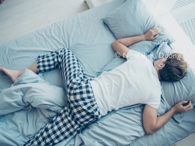 Tư thế ngủ giảm đau lưng 3 Tư thế ngủ giảm đau lưng