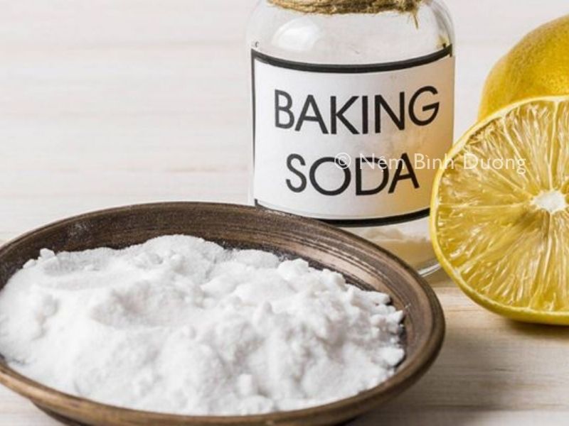 Sử dụng baking soda giúp tẩy vết máu dính trên nệm