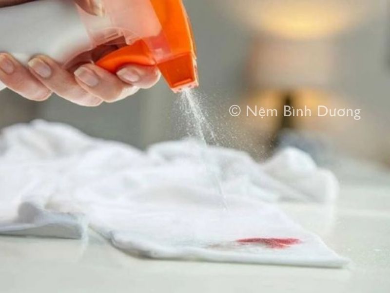 Tẩy vết máu khô trên nệm nhờ chất tẩy rửa chuyên dụng