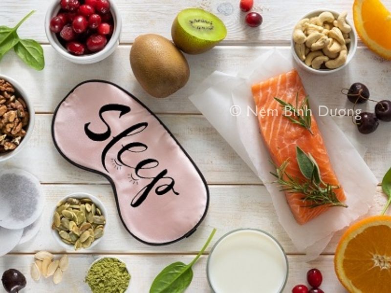 Điều chỉnh chế độ ăn uống, tránh các thực phẩm ảnh hưởng xấu đến giấc ngủ
