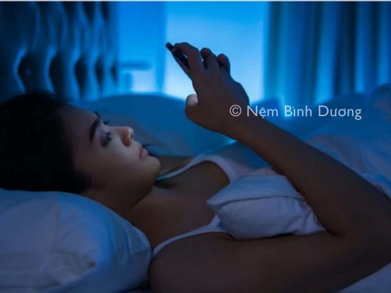 Giảm thiểu ánh sáng xanh ít nhất 1-2 giờ trước khi đi ngủ 2 Giảm thiểu ánh sáng xanh ít nhất 1-2 giờ trước khi đi ngủ