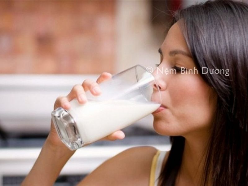 Khó đi vào giấc ngủ phải làm sao? Hãy uống sữa ấm trước khi đi ngủ