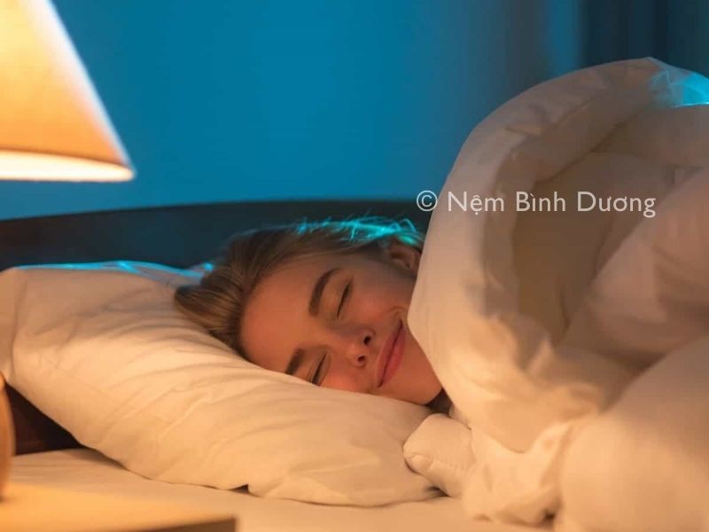 Sử dụng đèn ngủ với ánh sáng nhẹ, ấm áp 11 Sử dụng đèn ngủ với ánh sáng nhẹ, ấm áp
