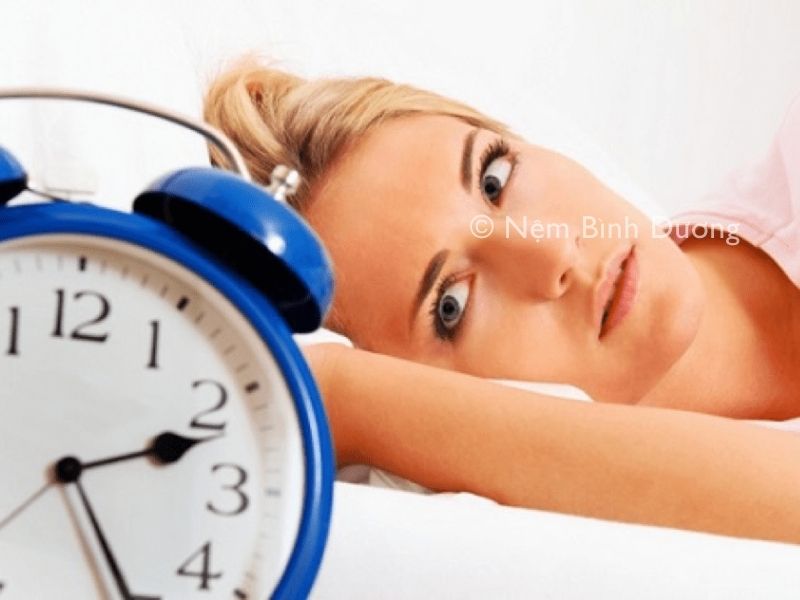 Tránh nhìn vào đồng hồ khi khó ngủ