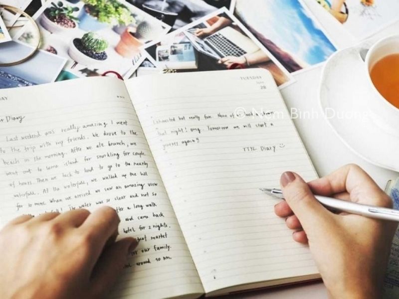 Viết lách hoặc ghi chép nhật ký trước khi ngủ giúp xả stress