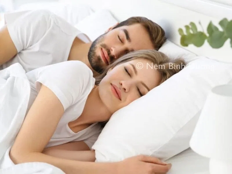 Hướng giường ngủ tính theo tuổi vợ hay chồng