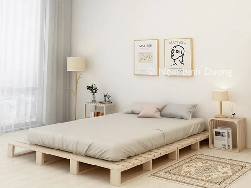 Trang trí giường pallet với tranh ảnh