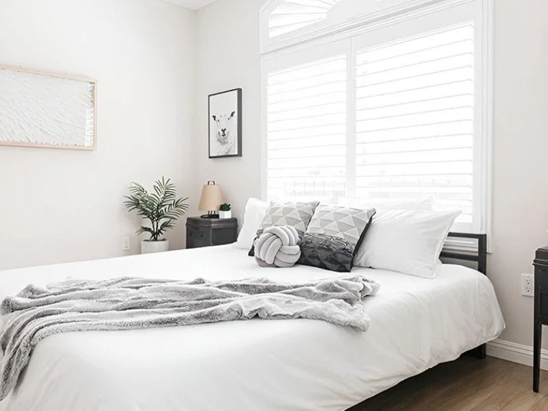 Giường ngủ hướng ra cửa sổ