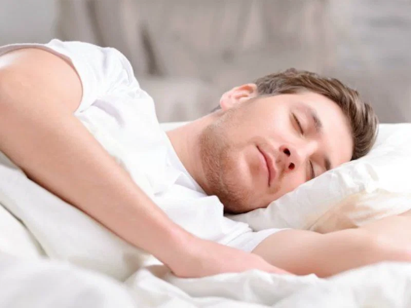 Tư thế ngủ nằm nghiêng bên trái - Giảm ngáy và cải thiện đường thở