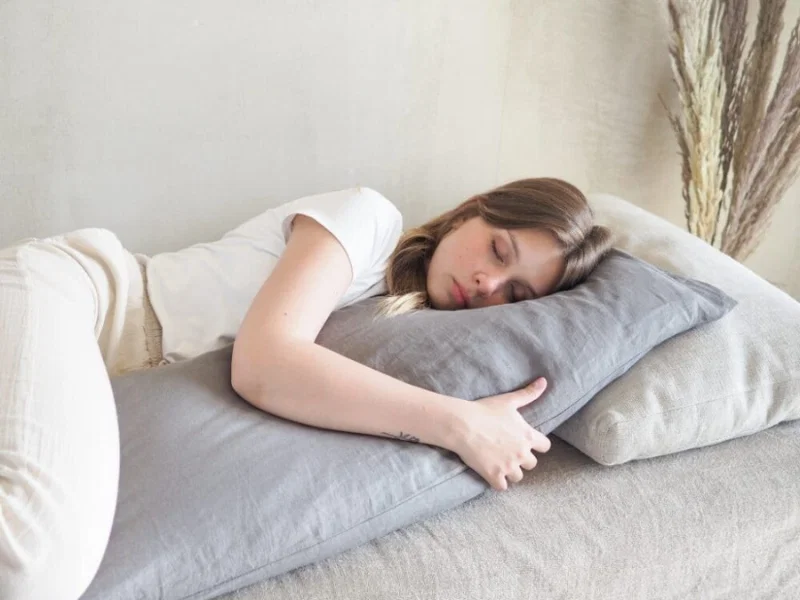 Nằm nghiêng trái, sử dụng gối kê đầu và chân - Tư thế ngủ tốt cho phổi