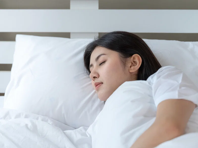 Nằm nghiêng - Tư thế nằm ngủ khi bị gãy xương đòn