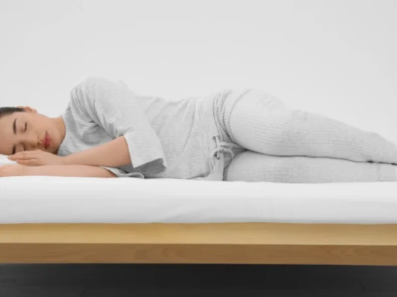 Nằm nghiêng và co gối - Tư thế ngủ khi bị thoát vị đĩa đệm 2 Nằm nghiêng và co gối - Tư thế ngủ khi bị thoát vị đĩa đệm