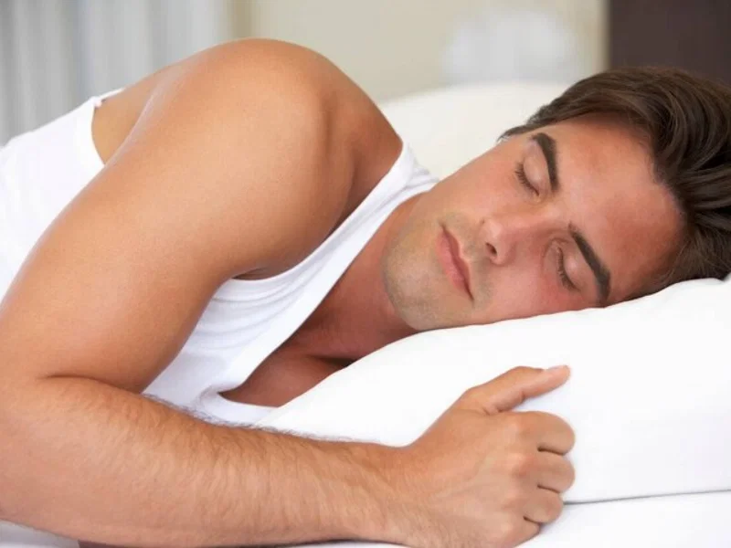 Nằm nghiêng và cúi đầu hơi về phía trước - Tư thế ngủ không ngáy