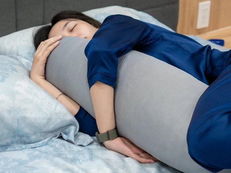 Nằm nghiêng và kê gối giữa hai chân - Tư thế ngủ khi bị thoát vị đĩa đệm 3 Nằm nghiêng và kê gối giữa hai chân - Tư thế ngủ khi bị thoát vị đĩa đệm