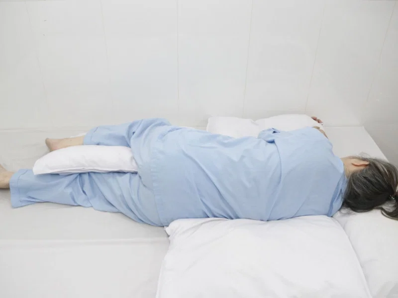 Nằm nghiêng với gối hỗ trợ - Tư thế ngủ sau khi mổ dây chằng