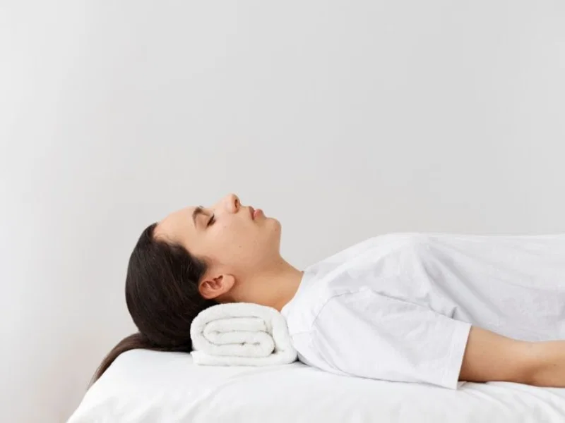 Nằm ngửa - Tư thế nằm ngủ khi bị gãy xương đòn