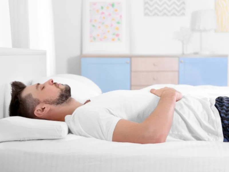Nằm ngửa với bàn chân hướng vào nhau