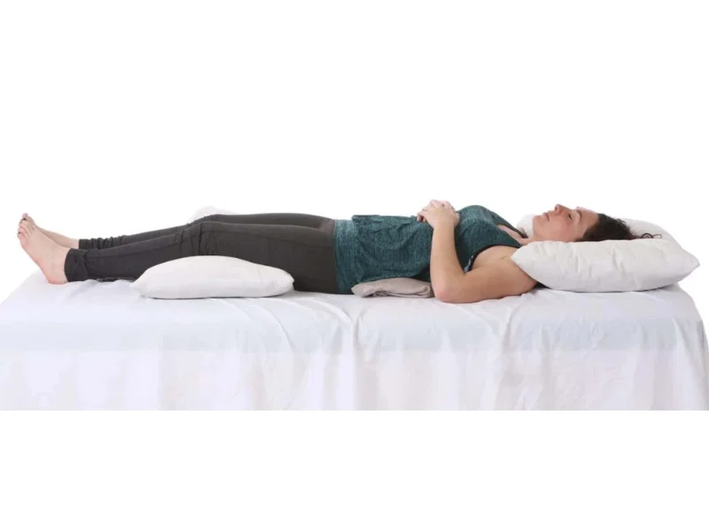 Nằm ngửa với gối kê dưới đầu gối - Tư thế ngủ đau lưng nên áp dụng 5 Nằm ngửa với gối kê dưới đầu gối - Tư thế ngủ đau lưng nên áp dụng