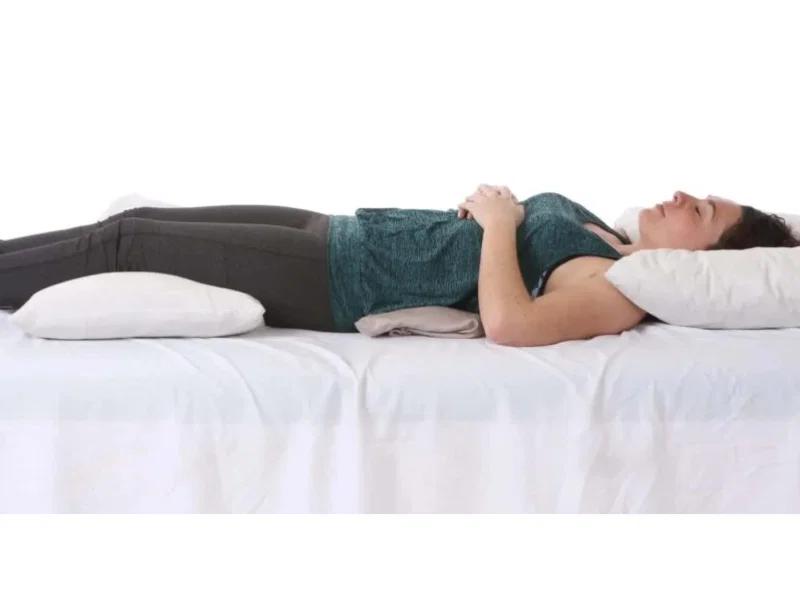 Nằm ngửa với gối kê dưới đầu gối - Tư thế ngủ khi bị thoát vị đĩa đệm 4 Nằm ngửa với gối kê dưới đầu gối - Tư thế ngủ khi bị thoát vị đĩa đệm