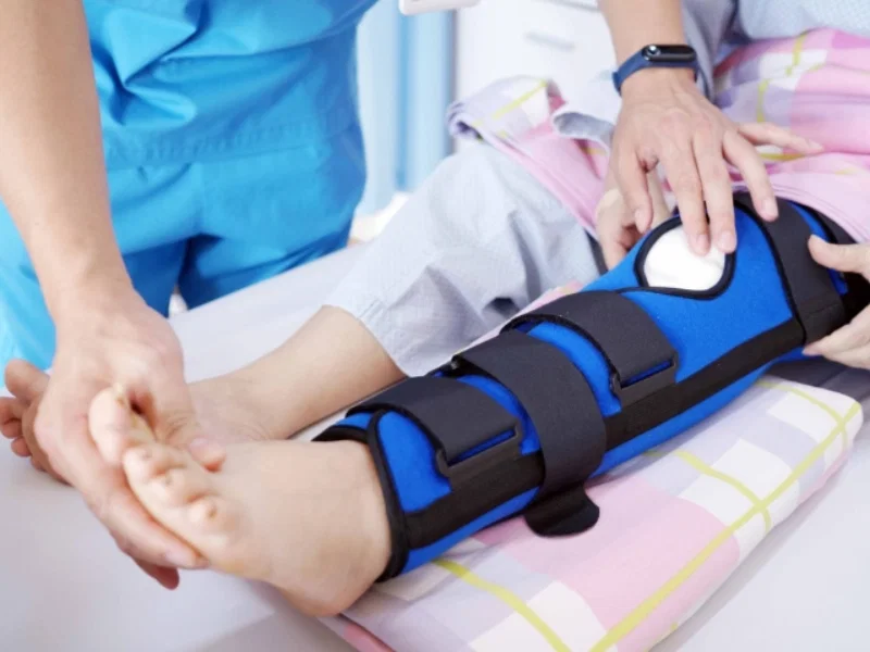 Sử dụng gối hỗ trợ để nâng cao chi bị mổ - Tư thế ngủ sau khi mổ dây chằng