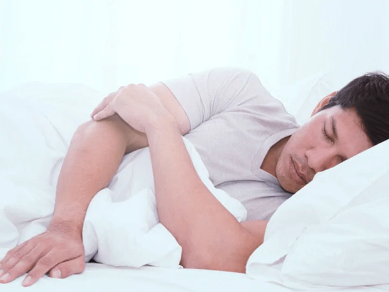 Tư thế nằm nghiêng về phía trái - Tư thế ngủ cho người bị trào ngược dạ dày