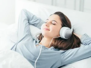 tư thế ngủ giơ tay lên đầu