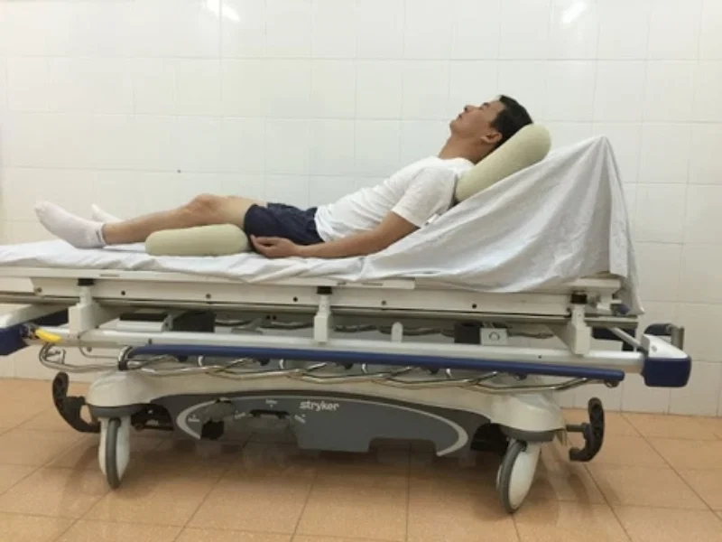 Tư thế ngủ nằm ngửa - Tư thế ngủ sau khi mổ dây chằng