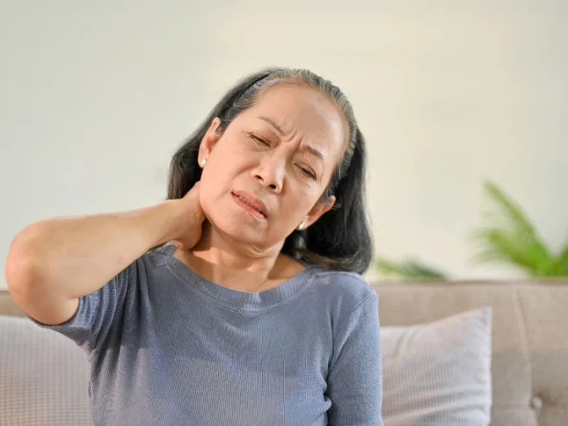7 nguyên nhân sáng ngủ dậy bị đau cổ vai gáy