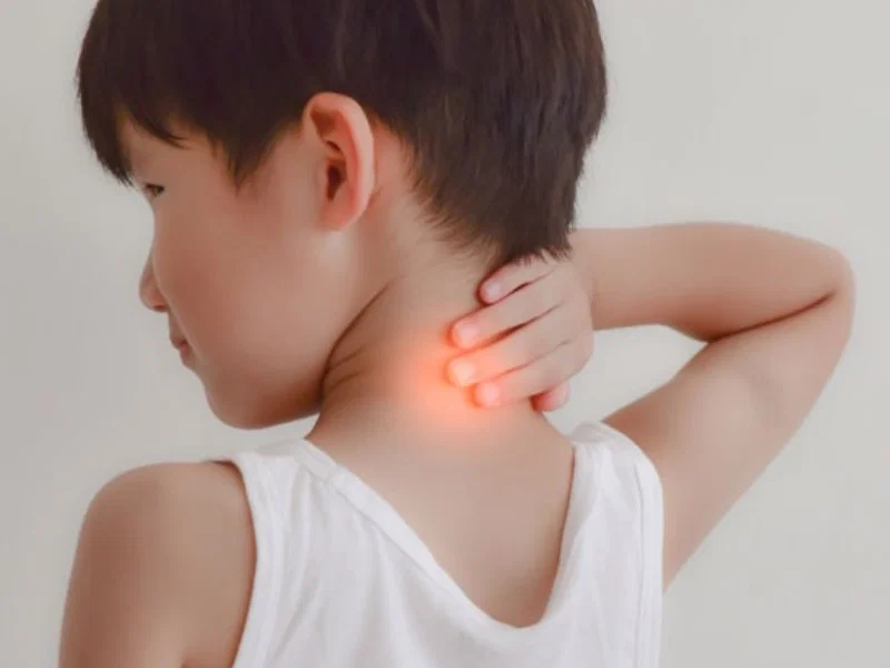 Bé ngủ dậy bị đau cổ