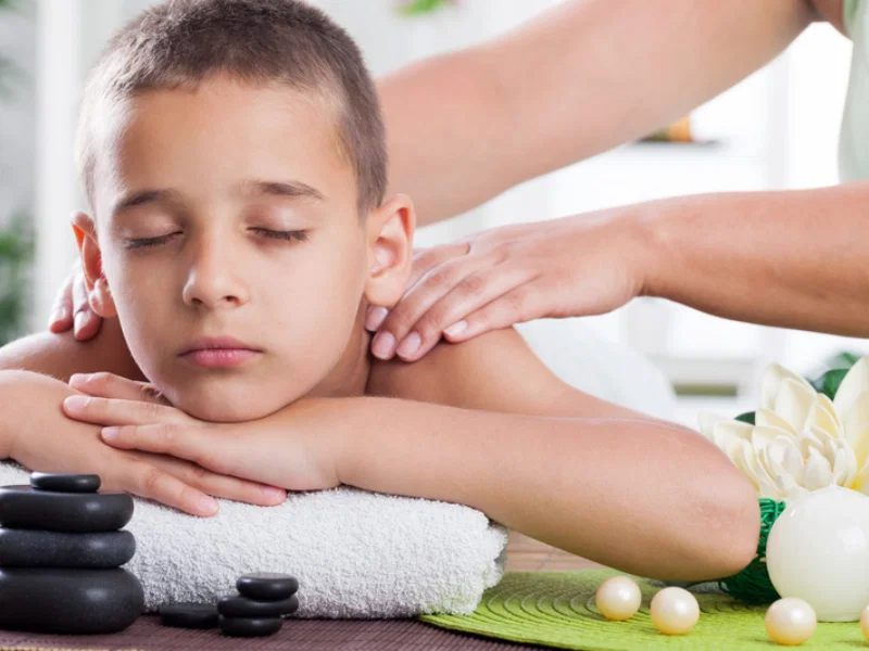 Cách giảm triệu chứng khi bé ngủ dậy bị đau cổ