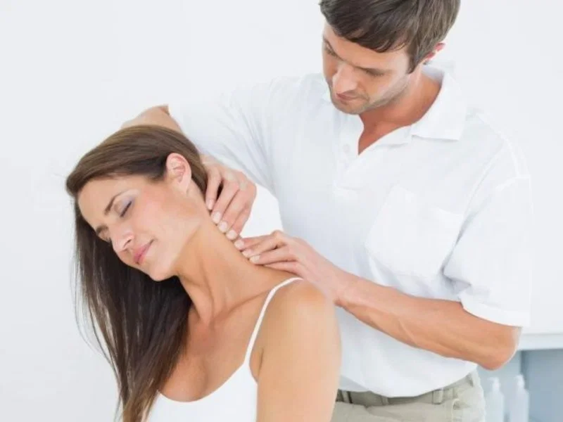 Cách khắc phục tình trạng ngủ bị trật cổ