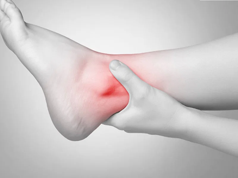 Ngủ dậy bị đau mắt cá chân