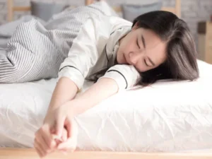 Những Lợi ích Và Rủi Ro Của Việc Ngủ Không Nằm Gối