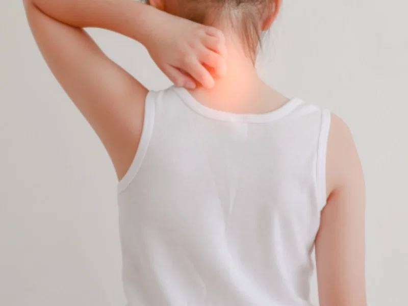 Bé ngủ dậy bị đau cổNguyên nhân bé ngủ dậy bị đau cổ