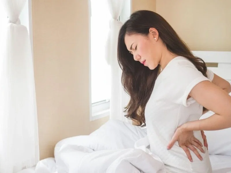 Nguyên nhân ngủ dậy đau lưng dưới
