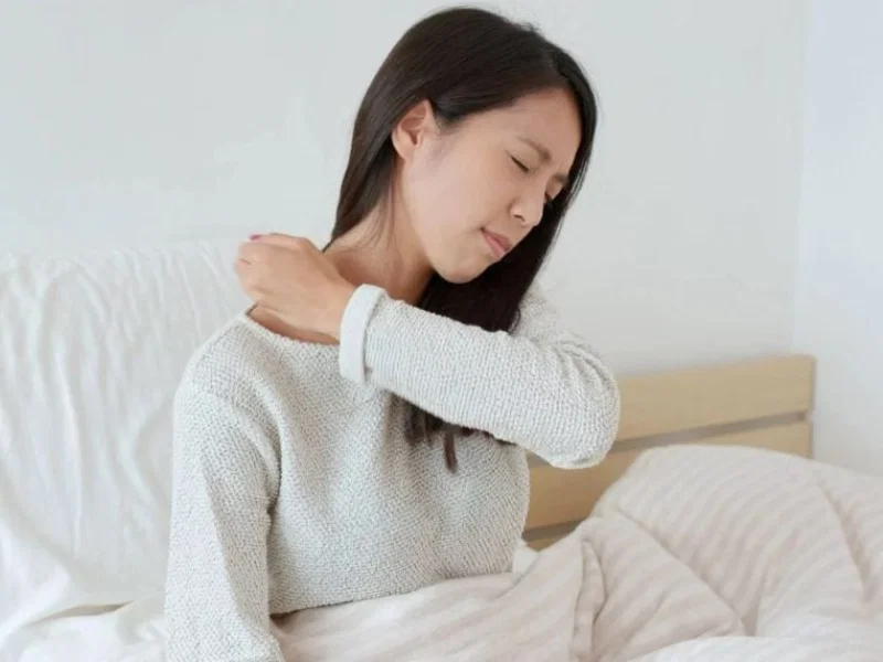 Nguyên nhân ngủ dậy bị đau bả vai phải