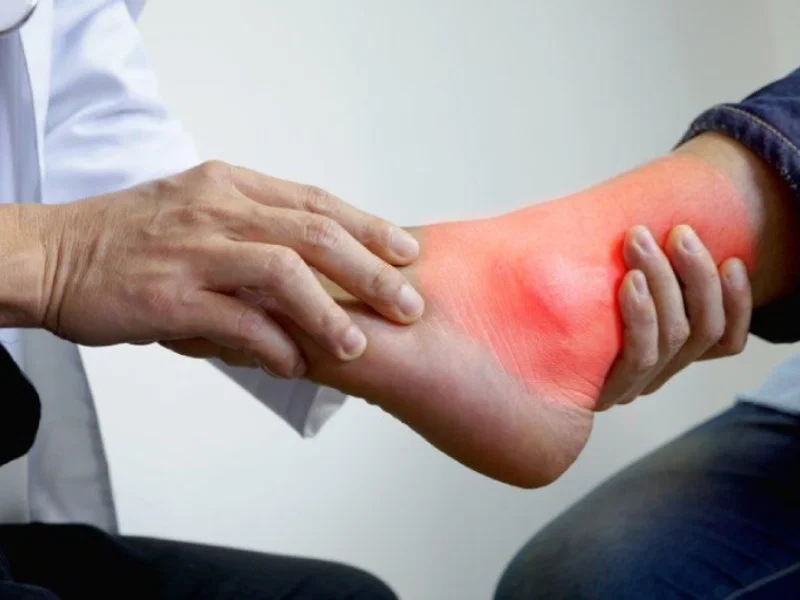 Nguyên nhân ngủ dậy bị đau khớp cổ chân