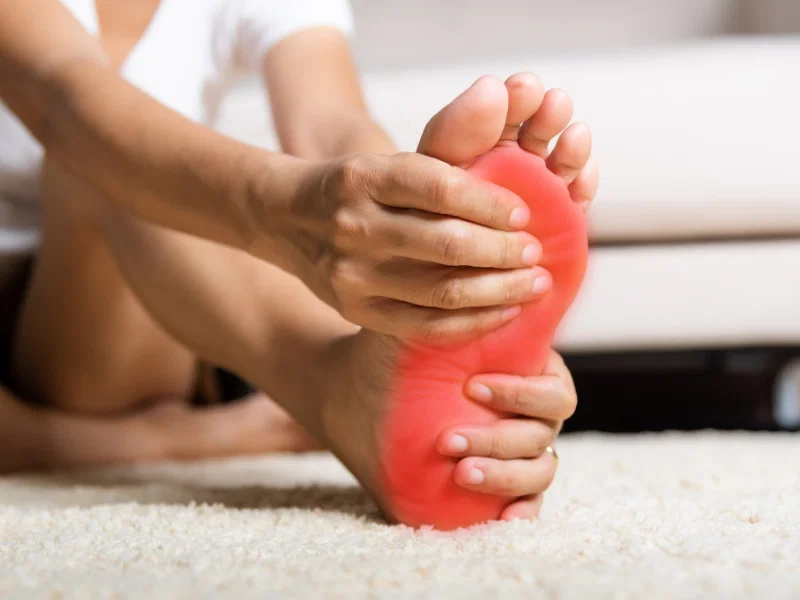 Nguyên nhân sáng ngủ dậy bị đau lòng bàn chân