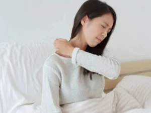Sáng ngủ dậy bị đau cổ vai gáy