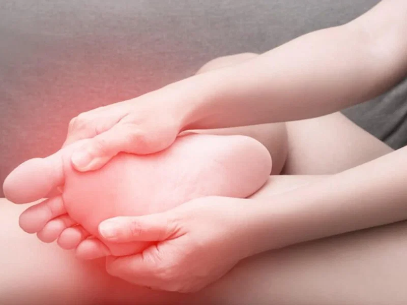 Sáng ngủ dậy bị đau lòng bàn chân