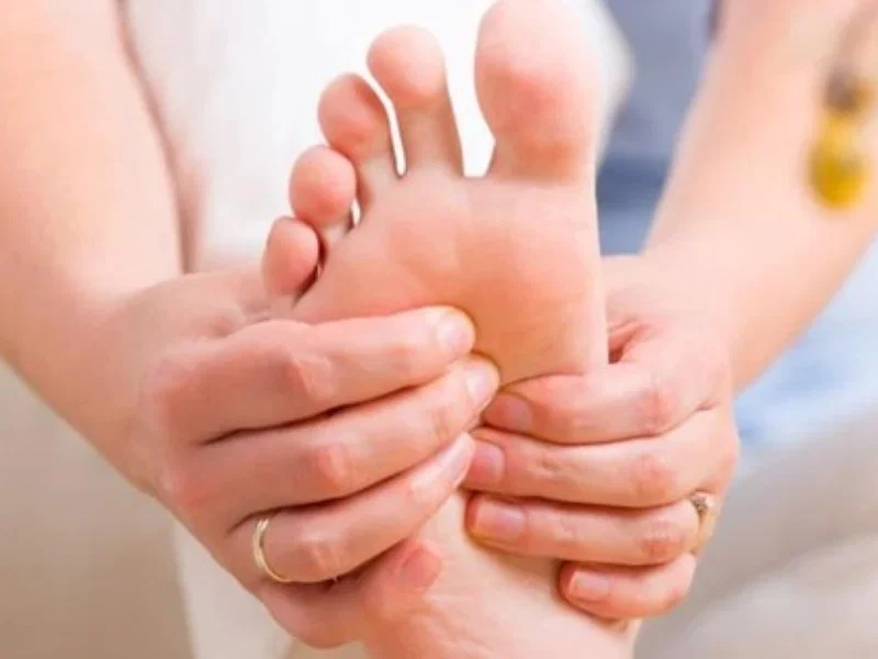 Sáng ngủ dậy bị đau lòng bàn chân