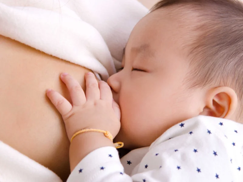 Đảm bảo bé được bú no trước khi ngủ 2 Đảm bảo bé được bú no trước khi ngủ