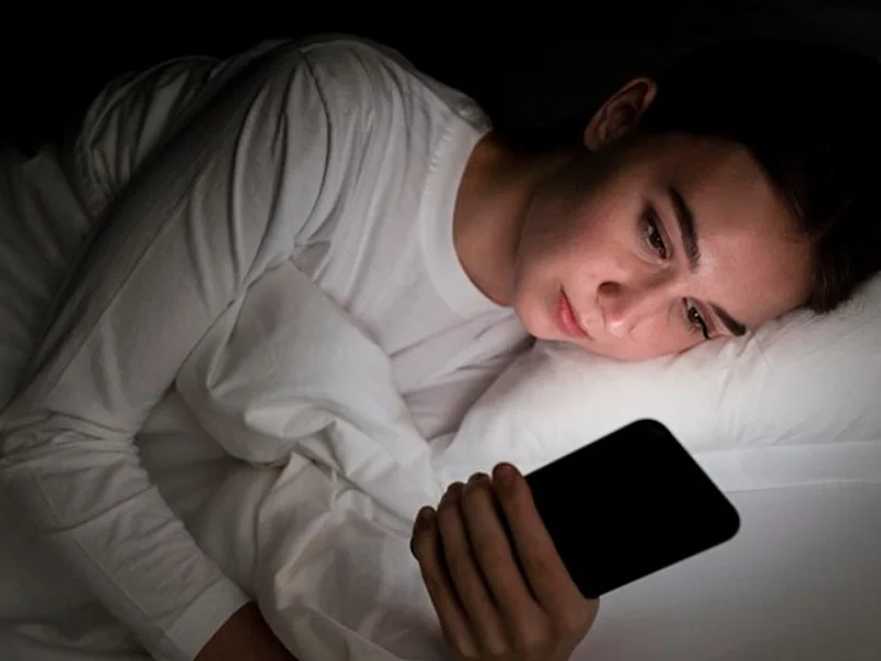Hạn chế sử dụng thiết bị điện tử trước khi ngủ