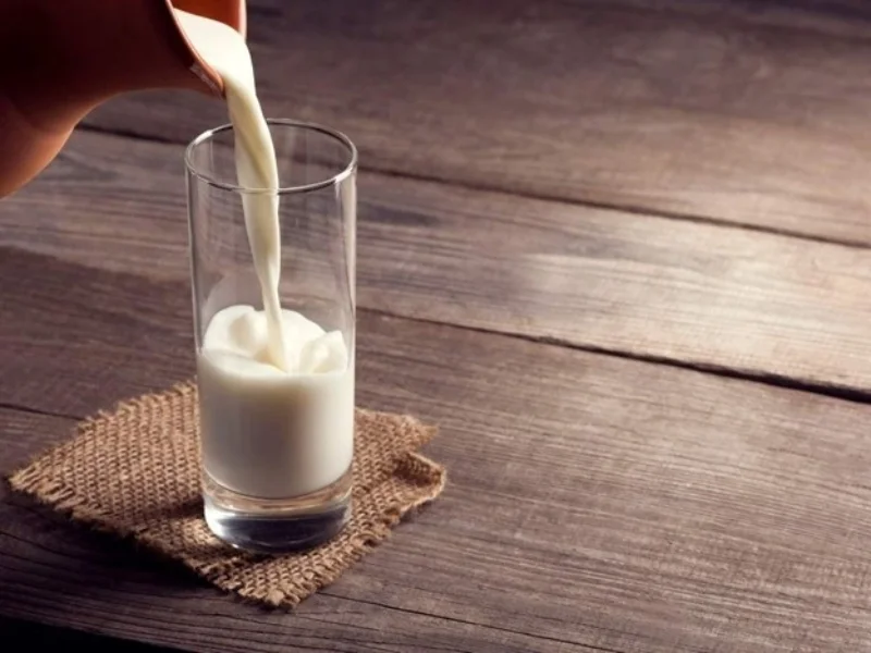 Sữa – Chứa tryptophan giúp kích thích giấc ngủ tự nhiên